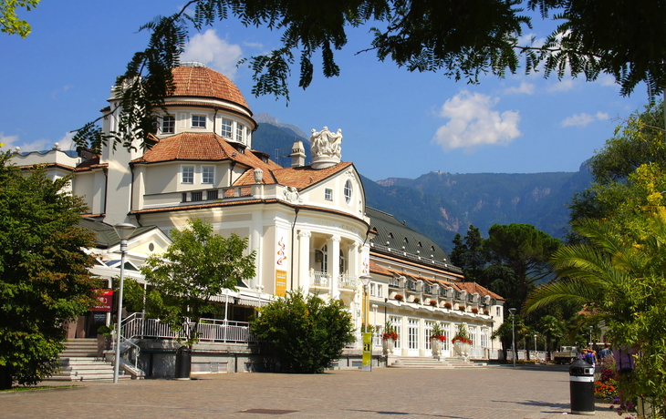 Kurhaus in Meran mit Kurpromenade