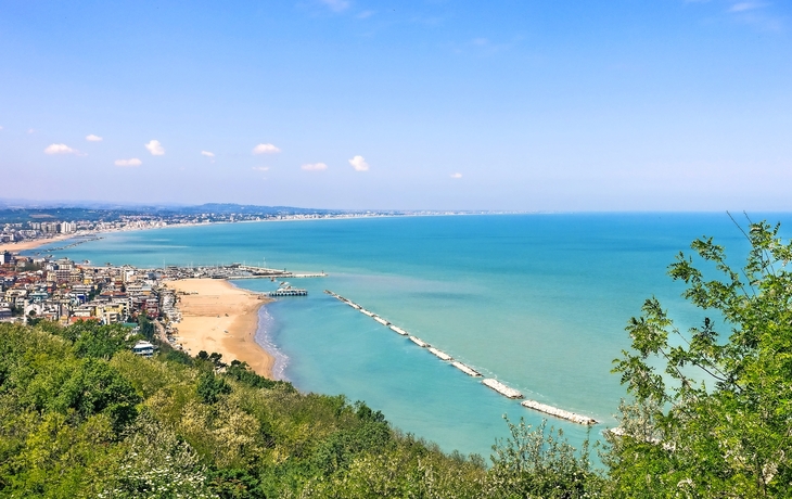 Blick auf Rimini von Gabicce Monte in Italien