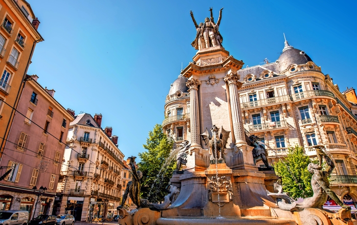 Stadt Blick auf die Straße mit Brunnen von drei Aufträge in der Altstadt von Grenoble Stadt am soth Osten Frankreichs
