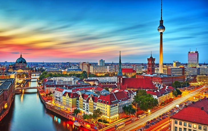 Skyline von Berlin mit Nikolaiviertel, Berliner Dom und Fernsehturm
