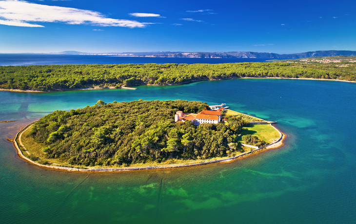 adriatische Klosterinsel Kosljun in der Bucht von Punat