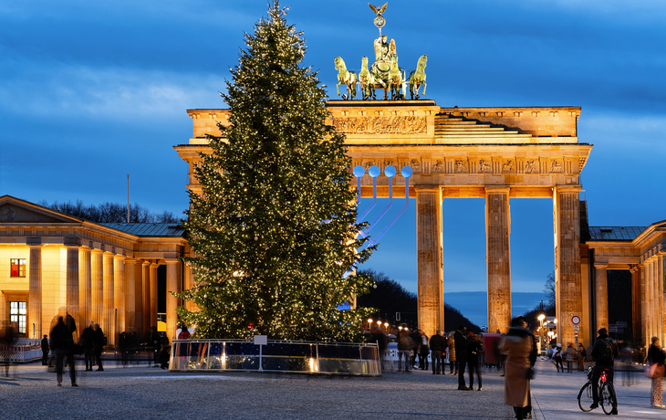 Weihnachtsbaum am Brandenburger Tor in Berlin, Deutschland