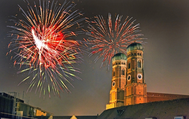 Dom München, Liebfrauenkirche, mit Feuerwerk. München, Bayern, Deutschland.