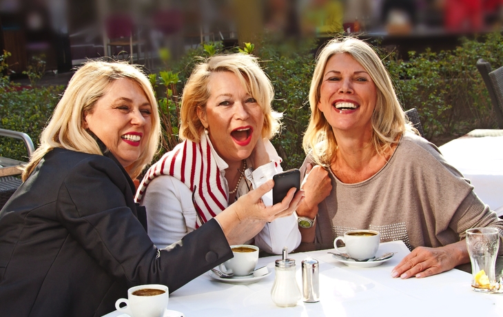 Freundinnen in der Stadt Kaffee trinken