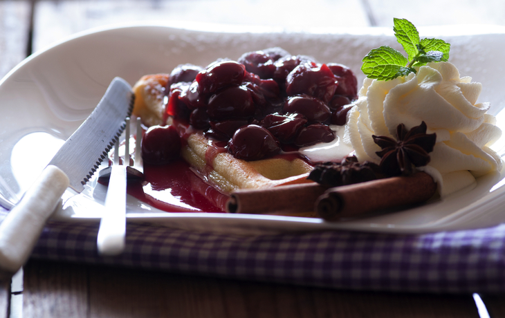 Waffeln mit Sahne und Kirschen